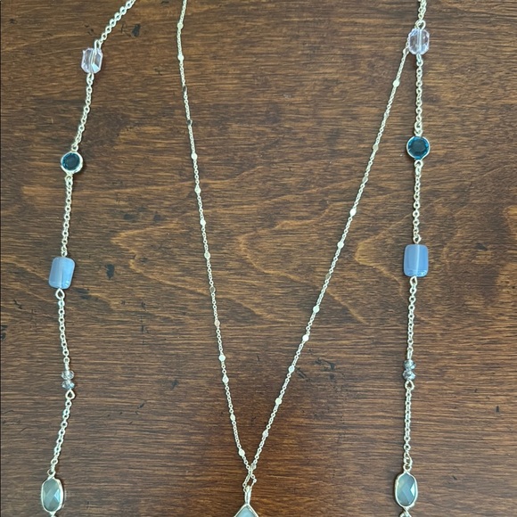 NWOT Elegant Gold and Blue Stone Necklace! - Picture 3 of 11
